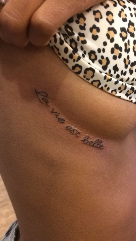 La Vie Est Belle Belle Âme Tattoo, Cursive Writing Tattoos, Belle Ame Tattoo, Underboob Tattoos Words, La Vie Est Belle Tattoo, Underboob Tattoo Writing, Tattoo Sein, Tattoos Cursive, Brust Tattoo Frau