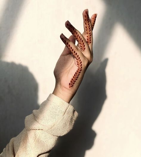 Finger Mehendi Designs, Henne Tattoo, Maquillage Yeux Cut Crease, Cute Henna, Tato Henna, Finger Henna Designs, Finger Henna, Modern Henna Designs, Simple Henna Tattoo