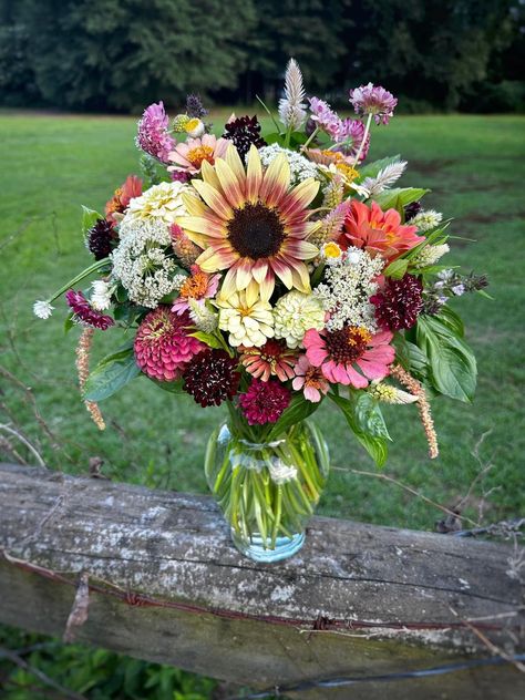 Hyancith Bouquet, Cut Flower Bouquet Ideas, Bouquet Recipes, Cut Flower Bouquet, Flower Bouquet Ideas, Dahlia Flower Arrangements, Wild Flower Arrangements, Sending Sunshine, Farmers Market Flowers