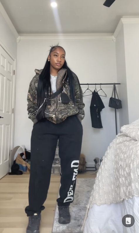 Chill Stylish Outfits, Chilly Outfits Casual, Winter Sweat Pants Outfits, Sweat Pants Outfit Black Women, Calm Winter Outfits, Lazy Day Outfits Black Women, Cheap Fall Sweats For Streetwear, Casual Outfit Inspo Winter, Comfy Dinner Outfit