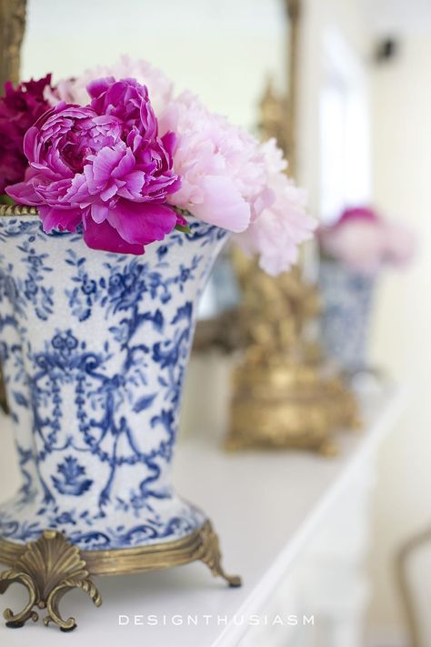 Country Floral Arrangements, Modern French Country Style, Chinoiserie Vases, French Inspired Decor, Summer Mantel, Pink Flower Arrangements, Summer Flower Arrangements, Rosé Wine, Chinoiserie Vase