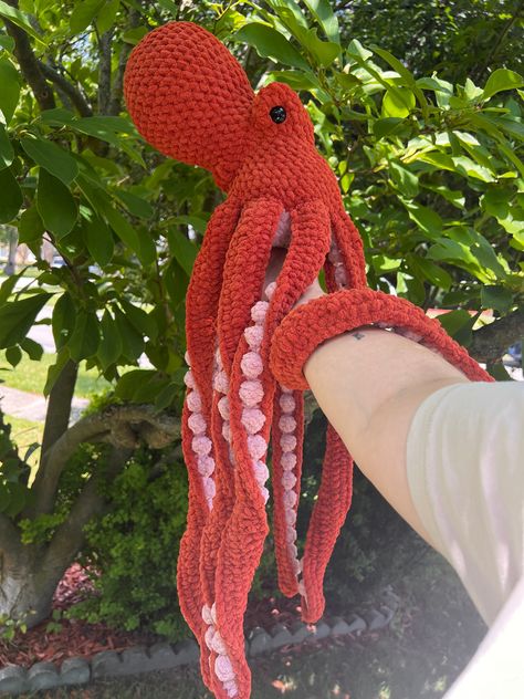 Anchor The Octopus is a beautiful whimsical 2.5 foot crochet plushie handmade with super soft blanket yarn in terra-cotta and pale pink. Anchor is the perfect snuggly friend or a unique decorative piece for any room! Great for children and adults alike! He also makes an unforgettable gift for any sea animal enthusiast. Size: 30 inches/2.5 feet long. Safety Warning: Handmade items made with plastic safety eyes may not be suitable for children under 3. Safety eyes are secured individually and with the greatest of care but as with other buttoned items, please be mindful of wear and care and inspect for loose parts before each use. Pattern: Humble Child Co Crochet Nautilus, Beach Themed Crochet, Crochet Gemstone, Crochet Sea Animals, Octopus Decoration, Crochet Ocean Animals, Plushie Handmade, Crochet Sea Creatures, Octopus Decor