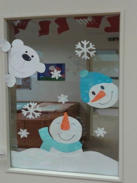 Decorazioni Natalizie: due pupazzi di neve | MAMMA E CASALINGA Snowman Door Decoration, Christmas Decorations On A Budget, Decorations On A Budget, Snowman Door, Christmas Window Decorations, Christmas Decorations For Kids, Simple Christmas Decor, Easy Christmas Decorations, Door Decorations Classroom