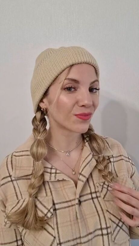 If you’re a fan of the beanie this cold season, this tutorial is for you! Check out this easy to achieve, cute hairstyle for beanies. Hairstyles With Beanies, Cyberpunk Hair, Beanie Hairstyles, Cute And Easy Hairstyles, Best Hair Ties, Whimsical Hair, Face Framing Hair, Lazy Day Hairstyles, Clear Hair