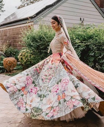 Latest 35 Designs of Floral Printed Lehenga For Women For 2022 Bridal Lehenga Ideas, Floral Bridal Lehenga, Lehenga Ideas, Lehenga Inspiration, Pink Bridal Lehenga, Beautiful Lehenga, Cutwork Saree, Sabyasachi Bride, Bridal Dupatta