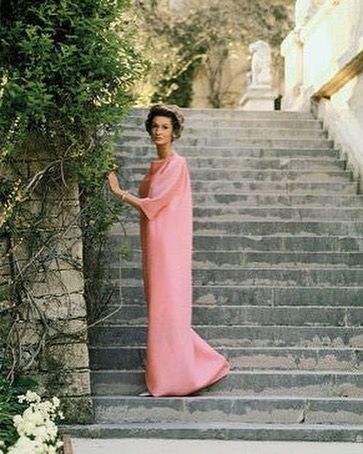 RIP Marella Agnelli, The Last Swan, Literally. #marellaagnelli #stylethatlives #upinthevilla #rip Marella Agnelli, 18th Century Landscape, Philippe Halsman, Rose Colored Glasses, Richard Avedon, Vogue Magazine, Well Dressed Men, Fashion History, Elegant Woman