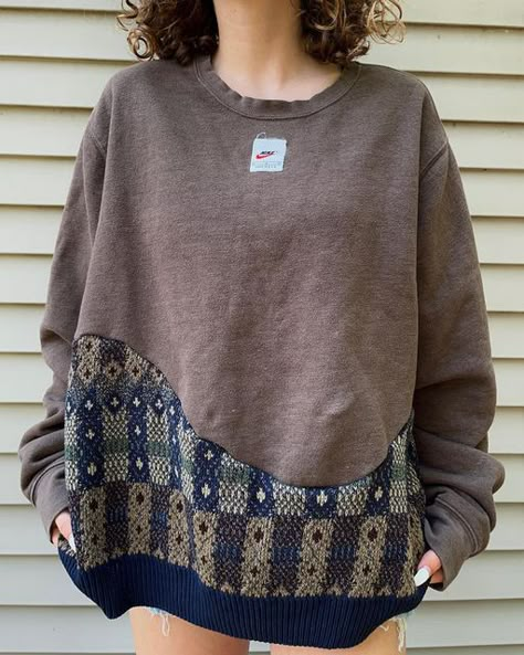 Upcycle Clothes Sweatshirts, Crew Neck Upcycle, Upcycling Sweaters Ideas, Vintage Upcycle Clothes, Thrift Rework, Sewing Patchwork Clothes, Upcycling Sewing Projects, Sweatshirt Makeover Diy, Repurposed Sweatshirt