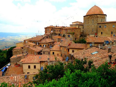 Must see Italian Villages Volterra Italy, Things To Do In Salem, Tuscan Towns, Live Drawing, Tuscany Travel, Italian Village, Under The Tuscan Sun, Regions Of Italy, Background Ideas