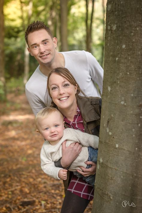 Family Photoshoot Props Outdoor, Outdoor Family Poses, Family Photo Outdoor Ideas, Family Photo Poses Outdoor 3 People, Family Photoshoot Park, Baby Shoot Outdoor, Family Photo Ideas With Baby, 3 Family Photo Shoot, Porch Family Photos