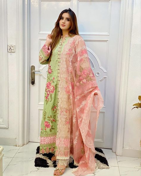 Alishbah Anjum, Alishba Anjum, Eid Festival, Perfect Selfie, Suit Pattern, Festive Collection, Muslim Fashion Dress, Wedding Dresses For Girls, Pakistani Suits