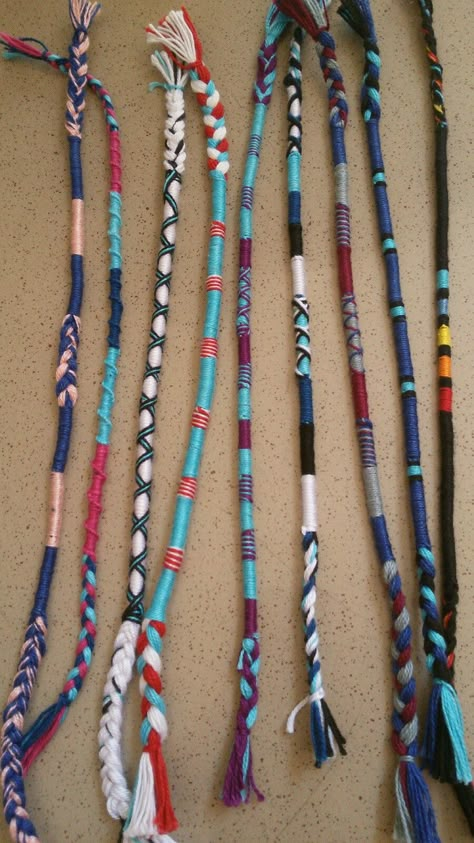 Friendship Bracelets Necklaces, Hair Wrap Designs Ideas, Hair Wrap Patterns, Wrapped Friendship Bracelet, Wrap Bracelet Ideas, Hair Wrap Designs, Wrap Friendship Bracelet, Thread Hair Wraps, Summer Hairstyles For Long Hair