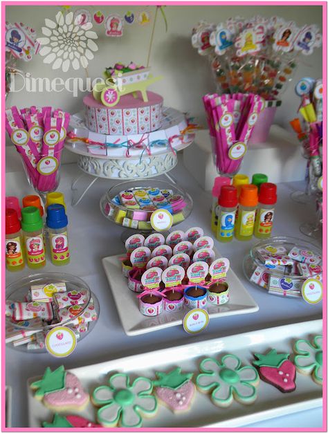 Para Josefina armamos una mesa frutillitas a puro color!   Mesa de golosinas      Bon o bon       Las galletitas preciosas de Tienda de gall... Bon O Bon, Disney Up, Shower Decorations, Baby Shower Decorations, Candy Bar, Diaper Cake, Pastel, Baby Shower, Candy