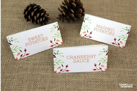 Free Thanksgiving Table Printables are just in time! These folding Thanksgiving Food Tent Cards will look amazing on your buffet table! Name place cards too! Printable Halloween Tags, Free Thanksgiving Printables, Tent Card, Thanksgiving Place Cards, Thanksgiving Dinner Table, Hosting Thanksgiving, Labels Printables Free, Thanksgiving Food, Free Thanksgiving