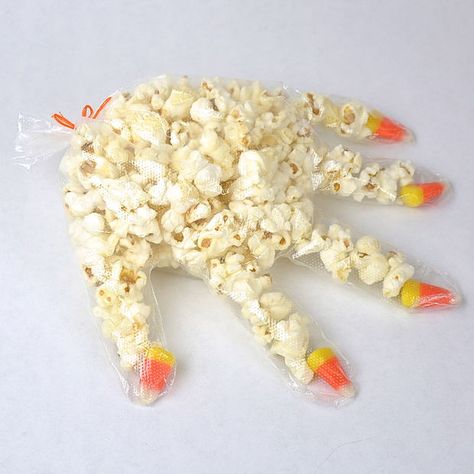 Halloween popcorn hands — the fingernails are candy corn, of course! Popcorn Hands, Spooky Halloween Gifts, Halloween Popcorn, Halloween Goodie Bags, Witch Hands, Halloween Preschool, Food Contest, Halloween Goodies, Halloween Contest