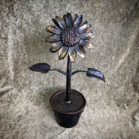 Blacksmith Sculpture, Sunflower Sculpture, Meaning Of Sunflower, Metal Flower Art, Cool Welding Projects, Welded Metal Projects, Flower Season, Iron Sculpture, Flower Pedals