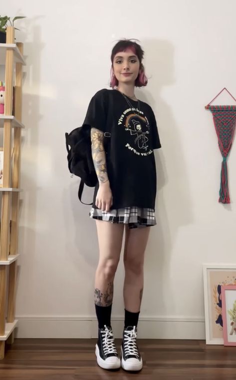 Styling Anime Shirts, Alt Hot Weather Outfits, Alt Outfits With Shorts, Summer Alt Fashion, Styling T Shirts, Alt Fashion Summer, Alt Spring Outfits, Alternative Outfits Summer, Tshirt And Skirt Outfit Casual