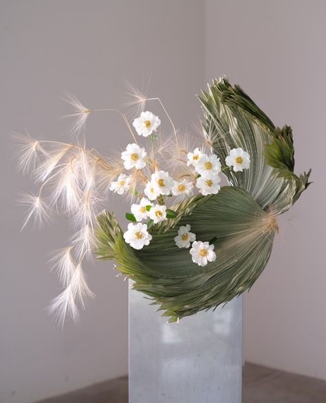 Freeform Flower Arrangements, Filler Flowers, Dried Flowers Arrangement, Crystal Floral Arrangement, Wabi Sabi Floral Arrangement, Ethereal Floral Arrangements, Contemporary Dried Flower Arrangements, Vintage Flower Arrangements, Floristry Design