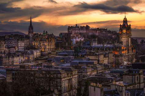 Fancy Buildings, Edinburgh Aesthetic, Desktop Design Ideas, Scotland Wallpaper, Edinburgh Castle Scotland, Scotland Aesthetic, Old Town Edinburgh, City Landscapes, Fall Wallpaper Aesthetic