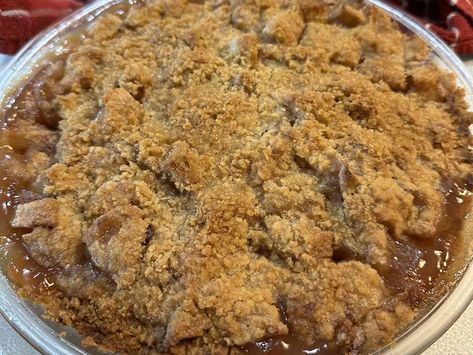 Topped with a brown sugar streusel, this simple French apple pie is quick to prepare and perfect to serve after any meal. French Apple Pie, Apple Slab Pie, Apple Pie Filling Recipes, Apple Crumble Pie, Kinds Of Pie, Slab Pie, Pie Crumble, Food Wishes, Apple Pie Recipes