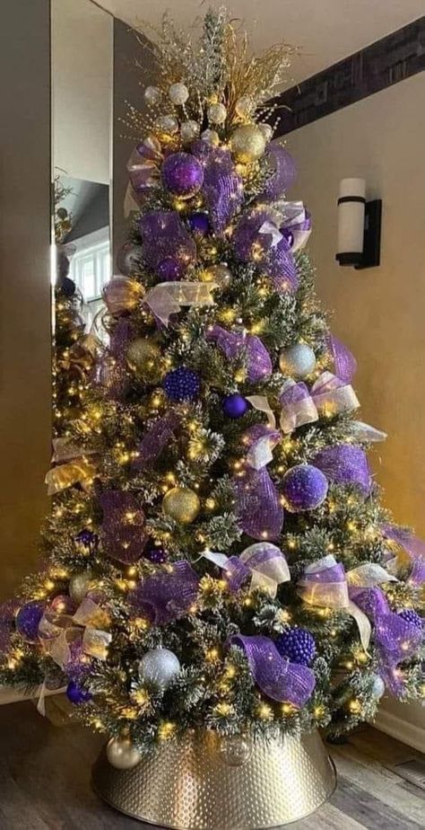 Purple Christmas Trees Ideas, Purple And Gold Tree Christmas, Purple Tree Decorating Ideas, Christmas Tree Purple And Gold, Purple Tree Christmas, Purple Christmas Decor Ideas, Purple And Green Christmas Tree, Christmas Tree Ideas Purple, Purple Gold Christmas Tree