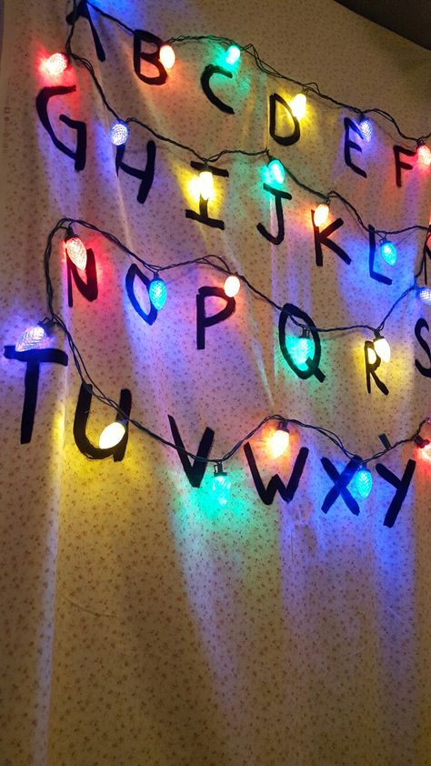 Stranger Things DIY Wall! Old 80s style fabric + Christmas lights pinned + acrylic paint. Great for Halloween or season 2 watch party 😉 Stranger Things Watch Party, Season 2 Stranger Things, Stranger Things Diy, Stranger Things Christmas Lights, Stranger Things Lights, Stranger Things Halloween Party, Burt Macklin, Stranger Things Jonathan, Trail Ideas