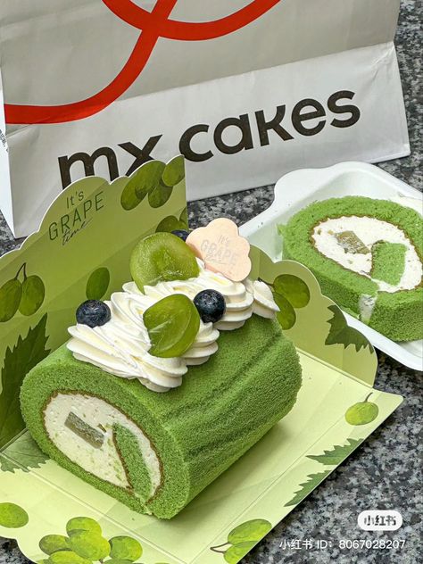 Blueberry Whipped Cream, Grape Dessert, Matcha Roll Cake, Kue Macaroon, Pandan Cake, Green Desserts, Swiss Roll Cake, Matcha Cake, Green Grape