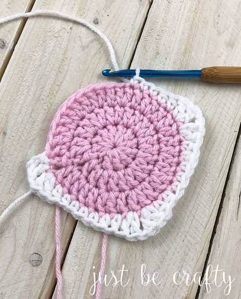 Round To Square Granny Square, How To Crochet A Circle Into A Square, Round To Square Crochet, Circle Square Crochet, Granny Square With Magic Circle, Crochet Circle In A Square Free Pattern, Crochet Round Granny Pattern, Crochet Circle Square, Granny Square With Circle Center