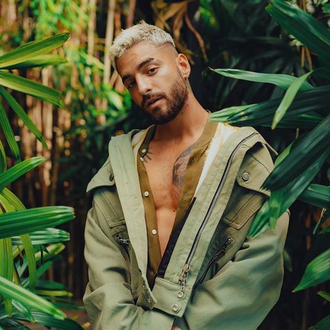 MALUMA on Instagram: “Viene mucha música muy HP 🦖” Maluma Haircut, Colombian Culture, Cristiano Ronaldo Manchester, Latin Artists, Famous Outfits, Actors Male, Don Juan, Men's Jackets, American Music Awards