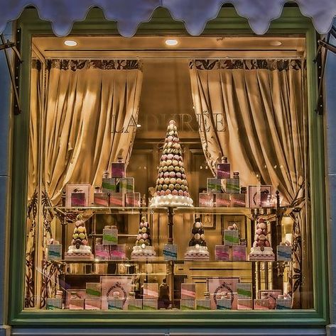 Bakery Window Display, Laduree Paris, Bakery Design Interior, Store Window Displays, Bakery Display, Retail Windows, Store Windows, Store Window, Shop Fronts