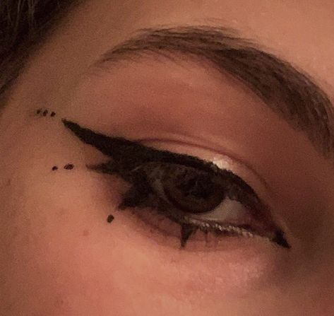 Bottom Lash Eyeliner Looks, Small Goth Eyeliner, Eyeliner Looks Almond Eyes, Punk Eyeliner Looks, Goth Make Up Hooded Eyes, Cool Simple Eyeliner, Emo Winged Eyeliner, Eyemakeup Creative Easy, Indie Rock Makeup