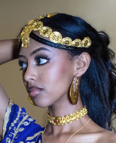 bilen , eritrean culture , eritrean girls, details, gold, jewelry’s, aesthetic, east african, bilena, blina, earrings, head jewelry, necklaces, eritrea Eritrean Jewelry, Eritrean Culture, Sea Fashion, Beautiful Ethiopian, Hair References, Ethiopian Women, Jewelry Traditional, Woman Photo, S Aesthetic