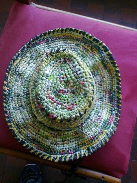 Reuse Plastic Bags, Plastic Bag Crafts, Plastic Yarn, Plastic Bag Crochet, Upcycle Plastic, Recycled Plastic Bags, Plastic Grocery Bags, Recycled Projects, Upcycle Recycle