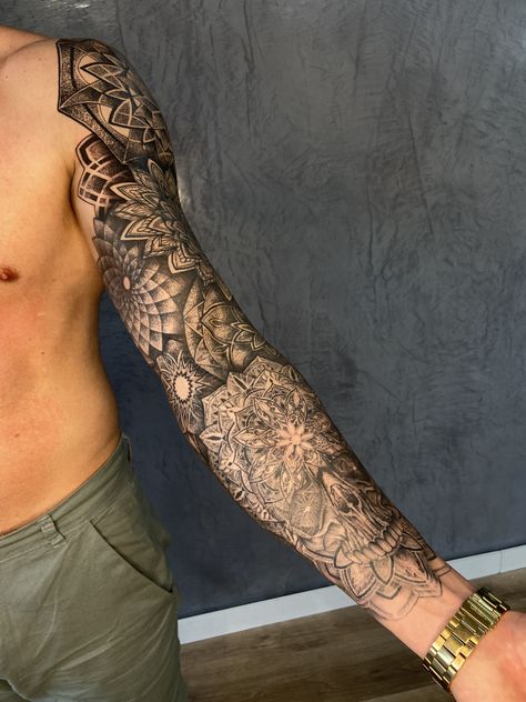 Mandala Tattoo Mann, Mandala Arm Tattoo, Calf Tattoo Ideas, Mandala Arm Tattoos, Mandala Tattoo Men, Ink Tattoo Design, Red Tattoo Ideas, Red Ink Tattoo, Mandala Tattoo Sleeve