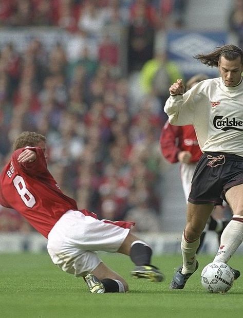 Man Utd 1 Liverpool 0 in Oct 1996 at Old Trafford. Nicky Butt comes in to tackle Patrick Berger #Prem Roy Keane, Man Utd Crest, Old Trafford, Liverpool Fc, Liverpool, Running, The Unit, Football, Baseball Cards