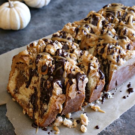 Chocolate and Peanut Butter Crumb Babka Babka Chocolate, Jewish Holiday Recipes, Babka Recipe, Jewish Cuisine, Chocolate Babka, Chocolate And Peanut Butter, Baking Bread Recipes, Crumb Cake, Crumb Topping