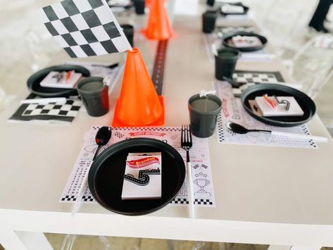 Hot Wheels 5th birthday party | CatchMyParty.com Hot Wheels 5th Birthday Party Ideas, Hot Wheels Birthday Party Ideas, Hot Wheels Birthday Party, 4th Birthday Boys, Hotwheels Birthday Party, Hot Wheels Party, Hot Wheels Birthday, Cars Party, Birthday Boys