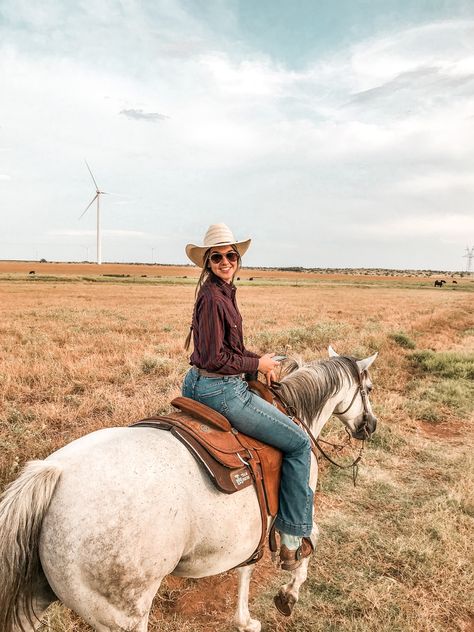 Female Rancher Aesthetic, Western Pictures Ideas With Horses, Horse Photo Shoot Ideas, Cowgirl Photography, Western Photoshoot, Cowgirl Pictures, Country Girl Life, Cowgirl Horse, Equestrian Aesthetic