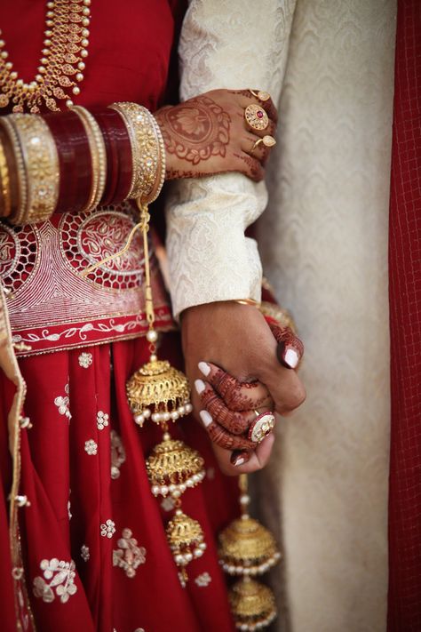 Bihari Wedding Aesthetic, India Aesthetic Wedding, Rajasthani Wedding Aesthetic, Punjabi Bride Aesthetic, Punjabi Wedding Pictures, Nepali Wedding Aesthetic, Sikh Wedding Aesthetic, Phulkari Aesthetic, Punjabi Couple Aesthetic