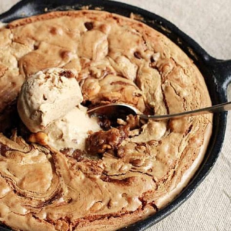 Peanut Butter Skillet Blondies Skillet Blondie, Best Blondies Recipe, Cinnamon Peanut Butter, Chocolate Blondies, Salted Peanuts, Cinnamon Ice Cream, Butter Cinnamon, Kitchen Notes, Iron Skillet Recipes