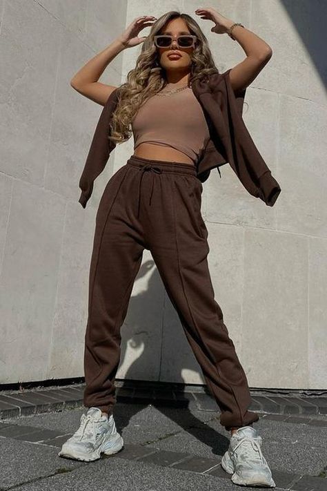 Brown Joggers Outfit, Abstract Outfits, Tan Outfits, Joggers Outfit Women, Look Hip Hop, Brown Pants Outfit, Silk Maison, Tan Outfit, Brown Outfits