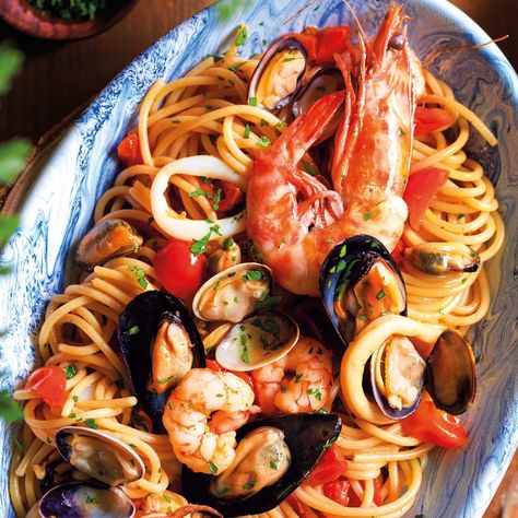 Ricetta Spaghetti allo scoglio, la ricetta perfetta | La Cucina Italiana Zucchini Pasta Recipes, Spaghetti Vongole, Risotto Alla Milanese, Sicilian Recipes, New Year's Food, Zucchini Pasta, Italian Recipes Authentic, Calamari, Linguine