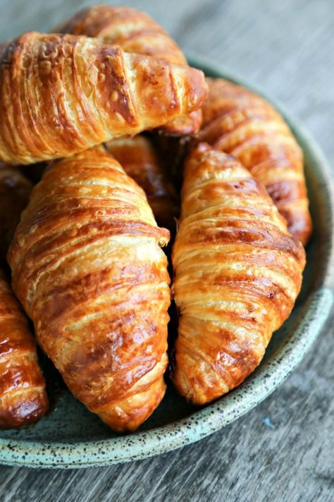 How to Make Croissants: turn your kitchen into a bakery and make perfectly flaky, deep brown, many layered croissants perfect for breakfast, snack, or sandwiches. Homemade Breakfast Bread, Crossiant Recipes, Make Croissants, Homemade Croissants, Healthy Bread Recipes, Vegetable Recipe, Breakfast Bread Recipes, Croissant Recipe, Homemade Rolls