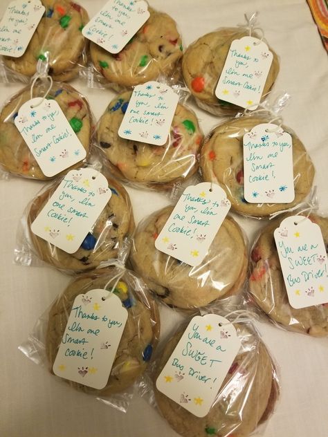 End of year teacher gifts 2018 Teacher Appreciation Gifts Baking, End Of School Cookies, Teacher Food Gifts, Summer Daycare, End Of Year Teacher Gifts, Daycare Gifts, Teachers Appreciation Week Gifts, Teachers Appreciation, One Smart Cookie