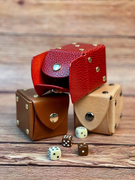 Leather Stuff Ideas, Beginner Leatherworking Projects, Beginners Leather Projects, Leather Craft Projects Ideas, D&d Gift Ideas, Leather Bags Handmade Pattern, Leather Dice Bag, Leather Diy Projects, Leather Art Handmade