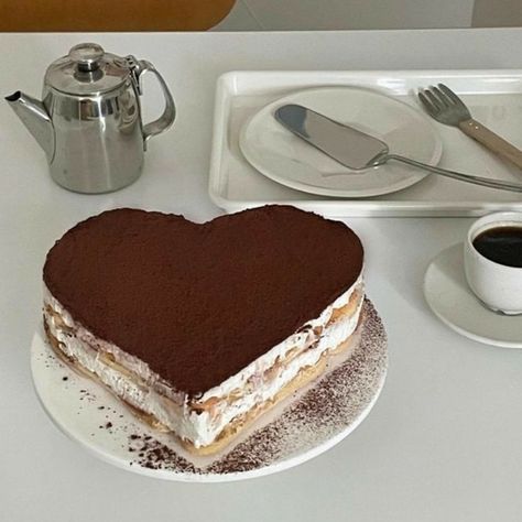 Tiramisu Cake Aesthetic, Baking Cake Aesthetic, Cake Aesthetic, Food To Eat, Tiramisu Cake, Think Food, Heart Cake, Baking Cake, Pretty Cakes