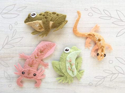 Free Patterns For Felt Animals, Felt Bugs Pattern, Felt Frog Pattern, Felt Axolotl, Mini Felt Animals, Felt Frog, Animals Sewing, Learning To Embroider, Baby Mobiles