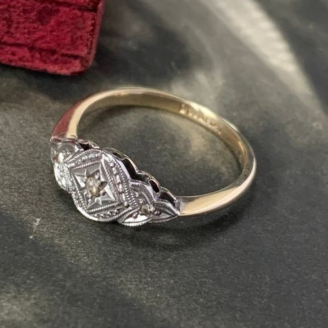 Art Deco diamond panel ring on a yellow gold band with a platinum setting. A beautiful trilogy antique engagement ring 1930 Jewelry, Brillant Ring, Diamond Ring Settings, Antique Engagement, Yellow Gold Setting, Antique Engagement Rings, Pearl Set, Art Deco Engagement Ring, Art Deco Diamond