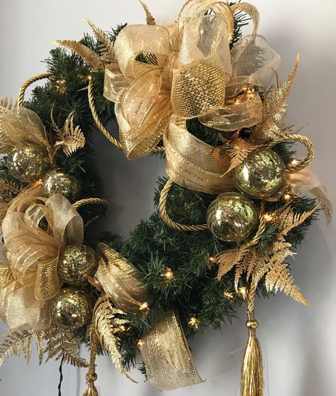 Green and Gold Christmas Wreath Green And Gold Wreath Christmas, Gold Christmas Wreath Ideas, Gold And Green Christmas Decor, Silver Centerpieces, Gold And Green Christmas, Gold Wreath Christmas, Update Home, Green And Gold Christmas, Gold Christmas Wreath