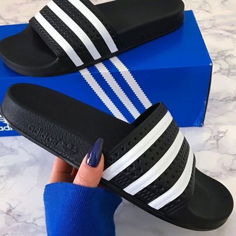 Adidas Slides Outfit With Socks, Adidas Slides Womens Outfit, Adidas Slides Outfit, Adidas Sandals, Slides Outfit, Adidas Slides, Slides For Women, Superstars Shoes, Sandals Outfit