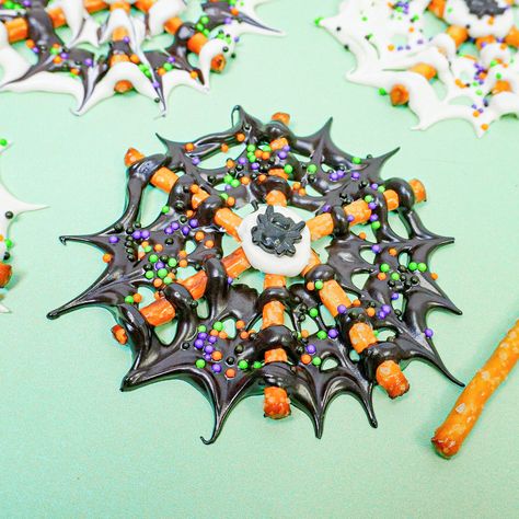 Easy Pretzel Spider Webs Cobweb Pretzel, Spiderweb Pretzels, Spider Pretzels, Pretzel Spider Webs, Fun Easy Desserts, Chocolate Spiders, Spooky Halloween Desserts, Spider Cookies, Spooky Spiders